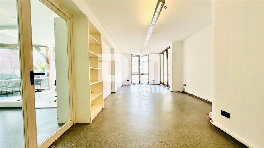 Schöne zentral gelegenes Büro mit zwei Balkonen und Tiefgaragenstellplatz - Büroraum 2 groß / Zugang Balkon